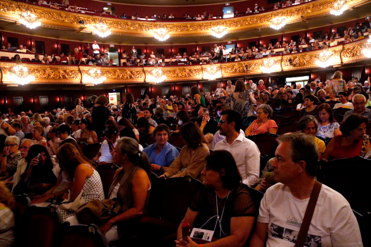 Attendees at 'Me We' photograph project by Jordi Bernardó at Barcelona Liceu music hall on June 26, 2022 (by Guillem Roset)